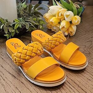 Wedge braided sandal yellow 8.5 NWOT Mia